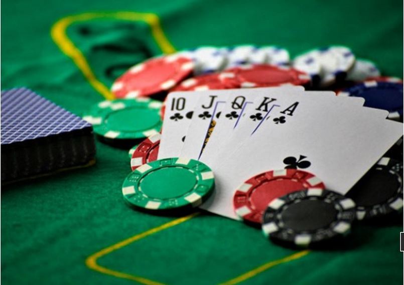 Game bài poker hấp dẫn người chơi